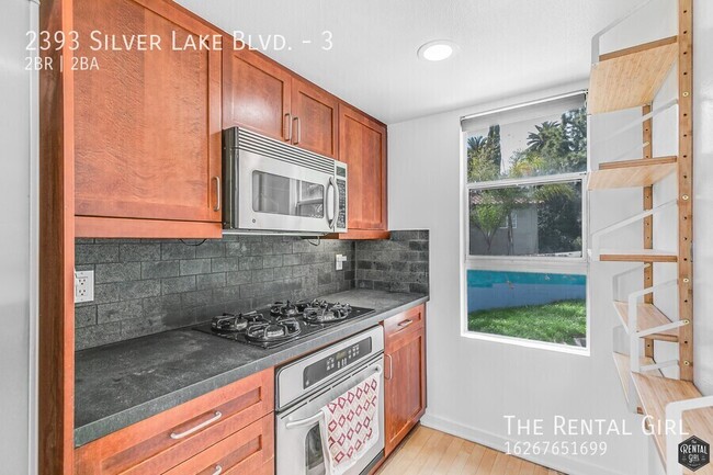 Building Photo - Spacious Silver Lake Townhome | Multi-Leve...