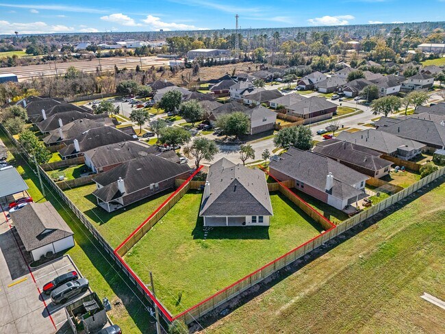 Building Photo - 7202 Lyndhurst Village Ln