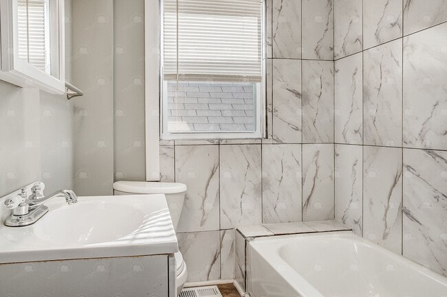 Building Photo - Charming 2 BR 2 BA House in Historic North...