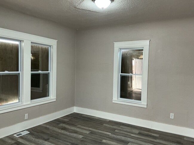 Building Photo - 3 Bedroom Single Family Home