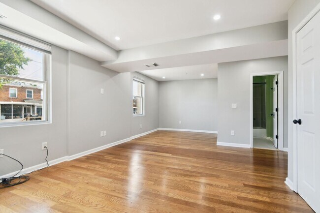 Building Photo - Available Now! 2 Level, 2 Bedroom Condo in Hill East!