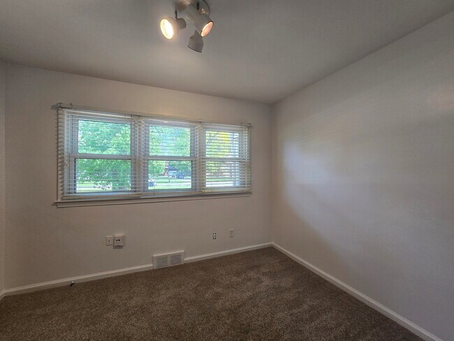 Building Photo - 22419 Fairway Dr