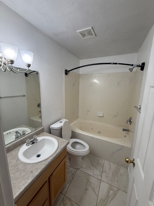 Building Photo - Beautiful 6 bedroom home!