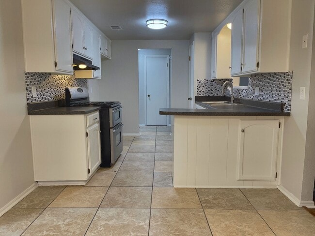 Building Photo - Wood Floors, Covered Patio, PUTNAM CITY SC...