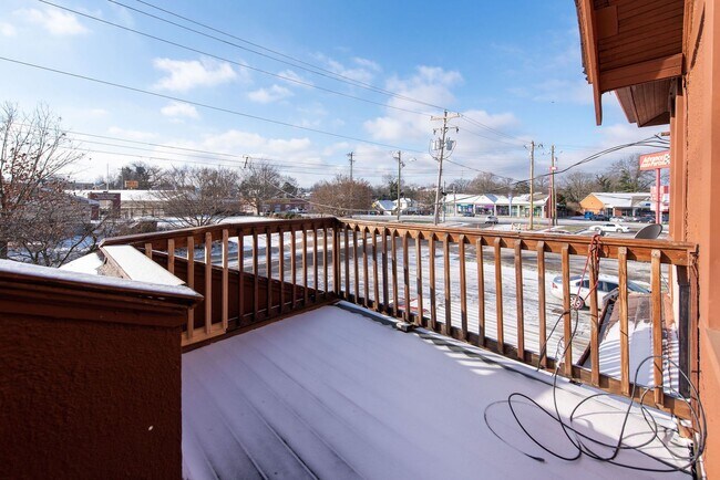Building Photo - Beautifully updated Tudor style duplex. Up...