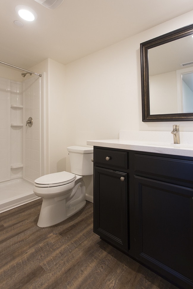 Building Photo - OPEN HOUSE: 1/31 10-11AM  4 Bed with 2 Car Garage & Washer/Dryer in Unit