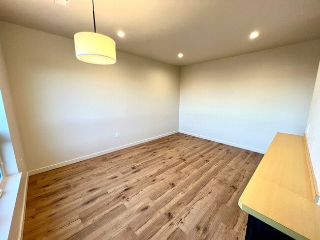 Building Photo - New, Pet Friendly, 2 bed 2 bath Townhouses!