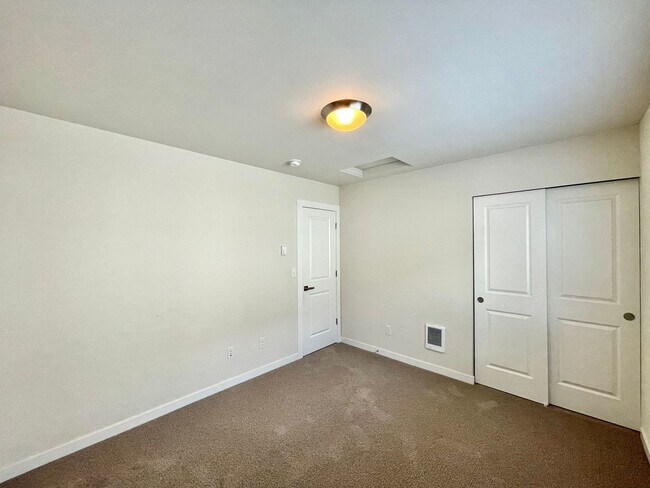 Building Photo - Great Townhome for rent