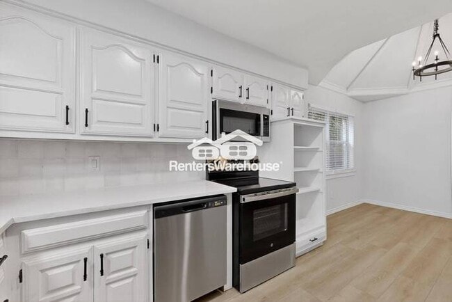 Building Photo - MOVE IN READY COMPLETELY UPDATED - 3BED/2B...