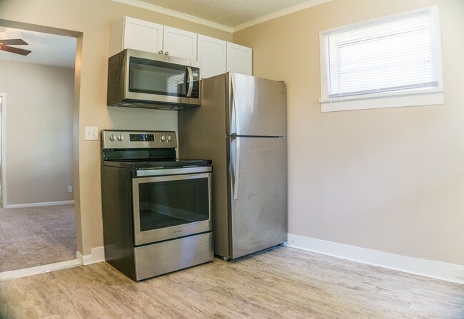 Building Photo - 5 Bedroom House Available!