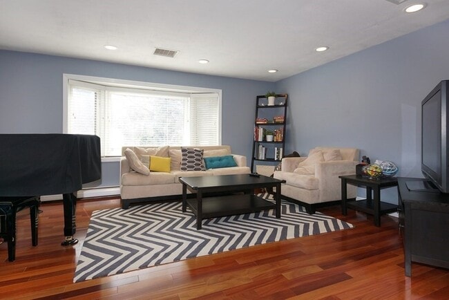 Building Photo - 39 Locust St