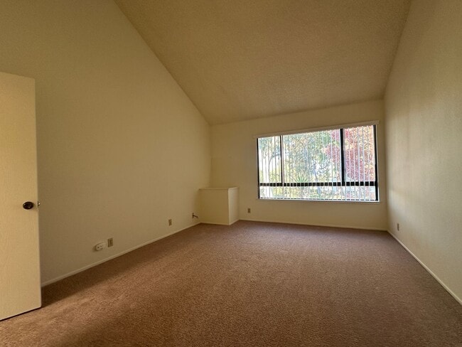 Building Photo - Bright and Spacious 2 Bedroom 2.5 Townhouse in Desirable Terrace Hills Community