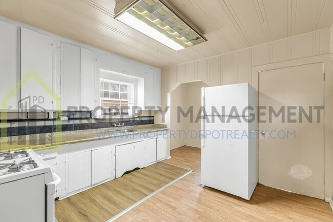 Building Photo - Looking for a charming 2-bedroom, 1-bath s...