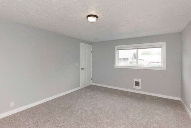 Building Photo - 4740 NE 99th Ave