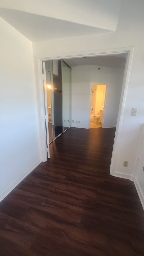 Building Photo - Unfurnished Move-In ready 1 Bedroom/ 1 Bat...