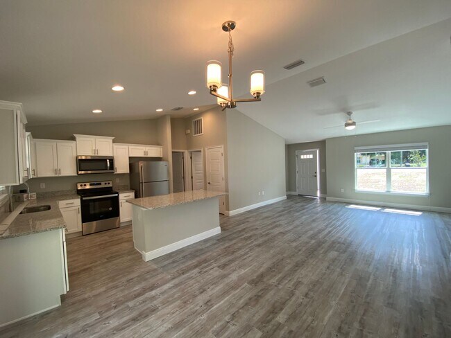 Building Photo - Custom Home - Desirable SE Ocala Neighborhood 3/2/2 **Won't Last**