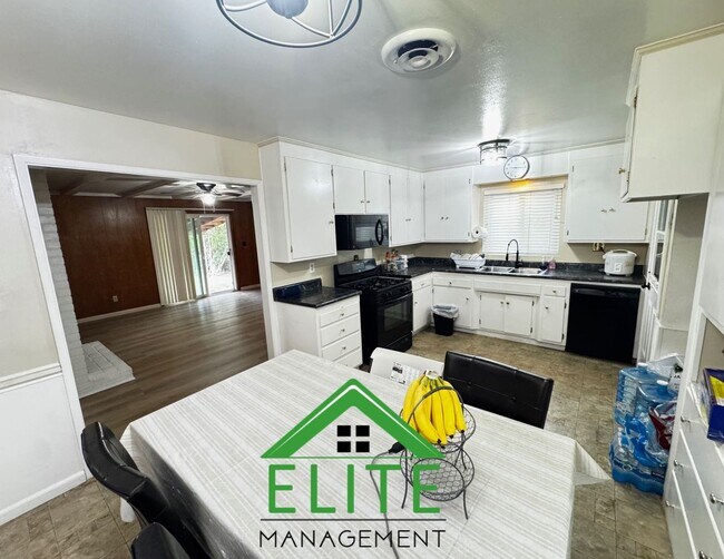 Building Photo - **Charming 3-Bedroom Home in Established S...