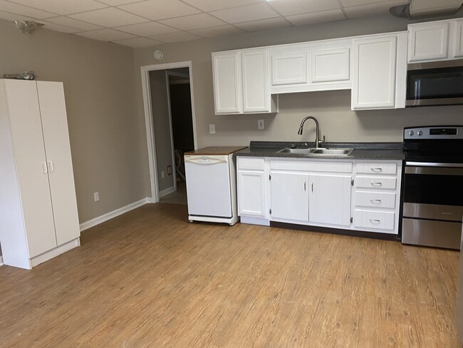 Large, bright kitchen - 3254 S Puckett Rd