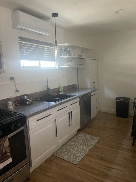 Building Photo - 1419 W 58th Plz