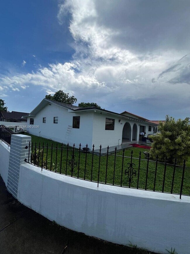 Building Photo - 1400 W 39th Pl