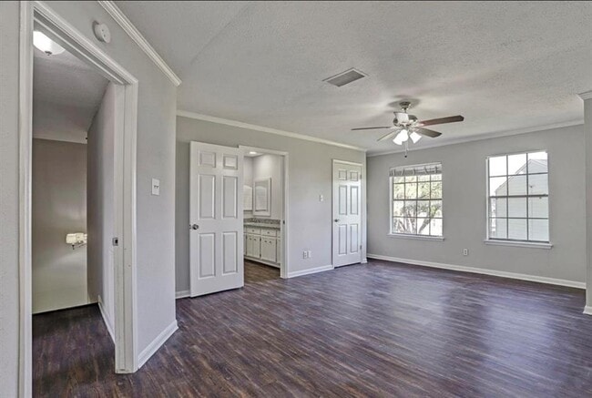 Building Photo - 10733 Sandpiper Dr