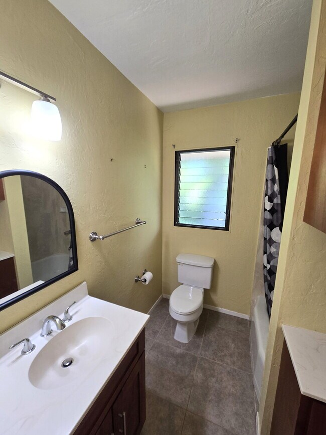 Building Photo - 2Br/1.5ba/2pkg Split Level Townhome - Pearlridge Aiea