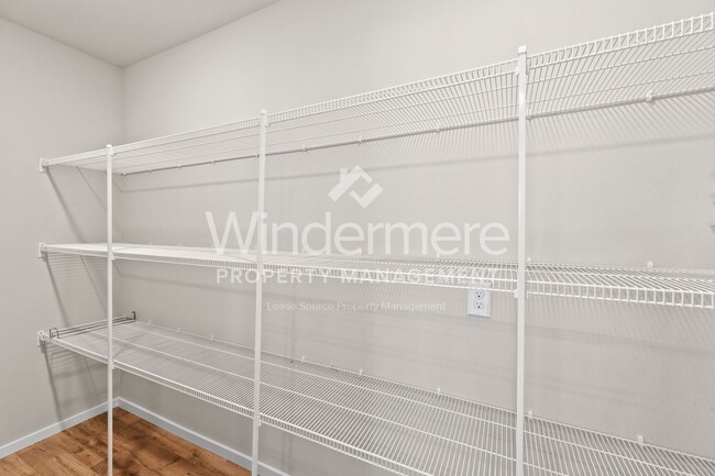 Building Photo - ** MOVE IN SPECIAL ** 1/2 OFF 1ST FULL MON...