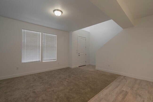 Building Photo - Well Maintained, 3 Bedroom and 2.5 Bathroom Townhome in Desert Color! Internet Included!