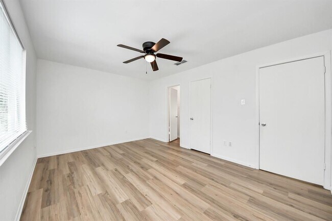 Building Photo - 2207 Bauer Dr