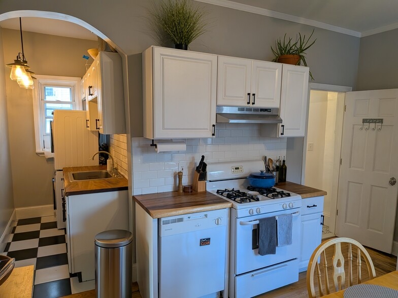 Building Photo - 81 Gladstone St