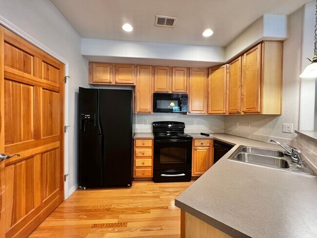 Building Photo - 5220 Boardwalk Dr