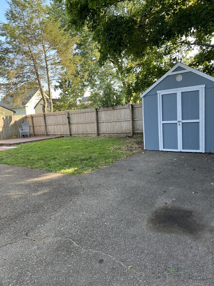 Shared Yard Space - 115 Ward St