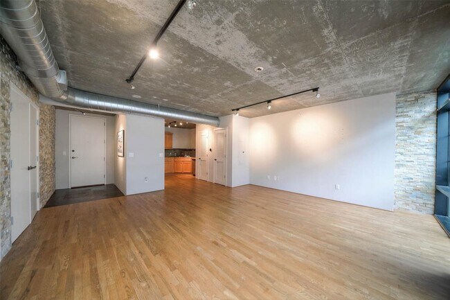 Building Photo - 1005 S Shepherd Dr