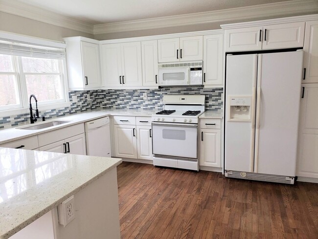 Building Photo - Beautiful 4BR Home In Established Neighborhood.