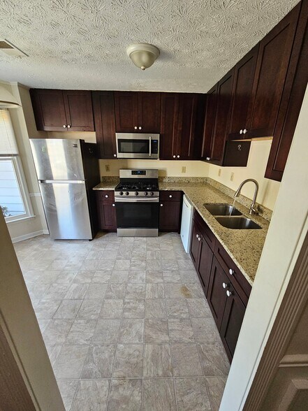 Building Photo - 1007 Oaks Pkwy SE