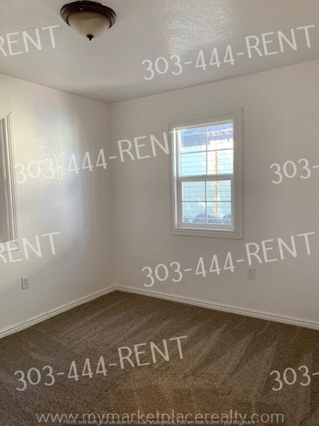 Building Photo - 3 bedroom & 1 bathroom beautiful home! Rea...