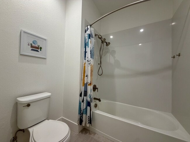 Building Photo - 561 Pilgrim Dr