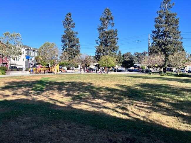 Building Photo - Newer Corner Townhome in Great Location! Central A/C & Pets Negotiable!