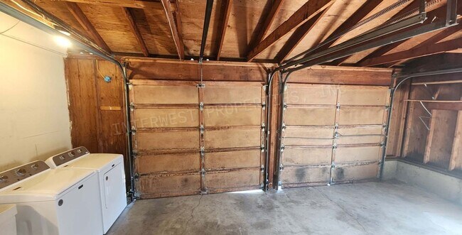Building Photo - 3 bd 2 ba Ranch Style Beaverton Home with W/D in Unit, 2 Car Garage and Large Fenced Yard!