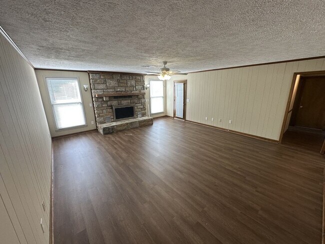 Building Photo - 341 Hickory Dr