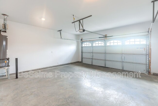 Building Photo - 1024 Hillbrook Dr