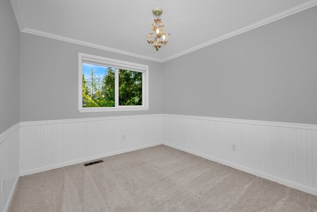 Building Photo - Sammamish 4 Bedroom Split-level