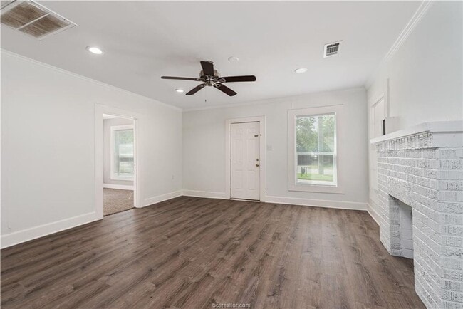 Building Photo - AUGUST PRE-LEASE!! Adorable 3/2 close to D...