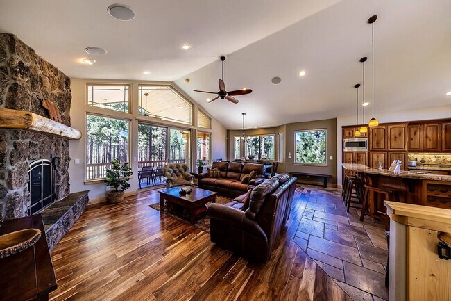 Building Photo - Large Mountain Luxury Home