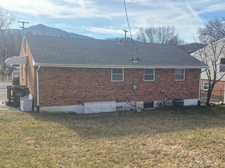 Building Photo - 839 Pyrtle Dr