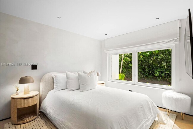 Building Photo - 244 W San Marino Dr