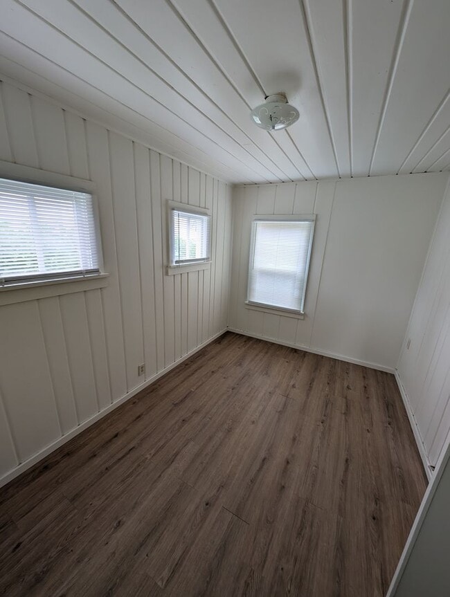 Building Photo - Manette View Apartment For Rent! Will Not ...