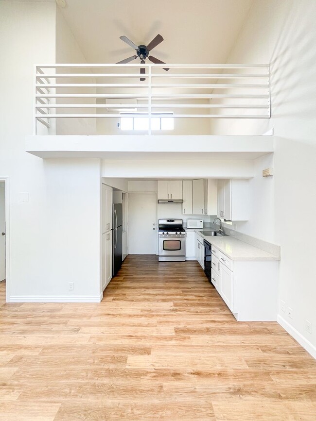 Building Photo - Stunning Light-Flooded Architectural 1BR L...