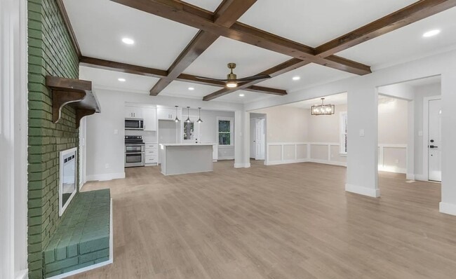 Building Photo - Move in Ready Stunning 4/3 Close To Everything In Greenville!