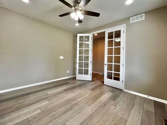 Building Photo - Spacious 5 Bed 3.5 Bath with Modern Upgrades!